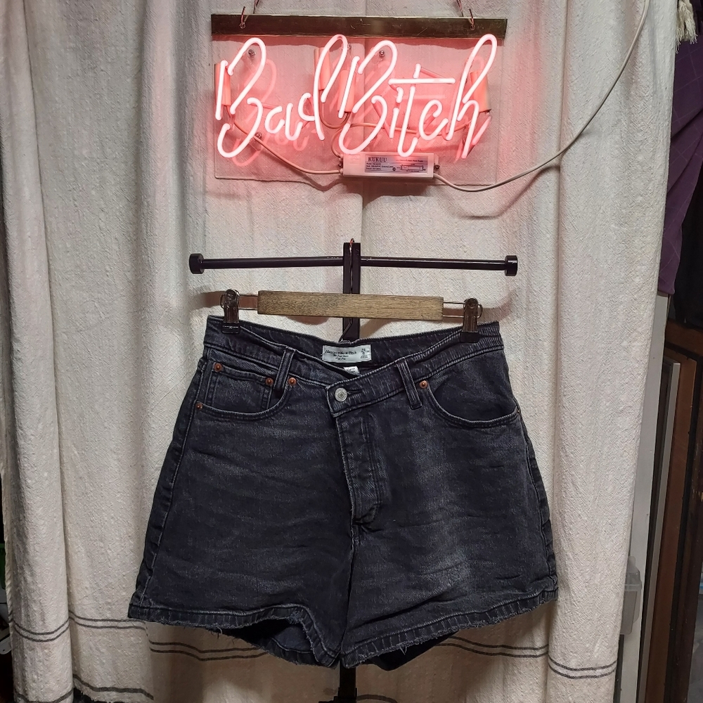 Abercrombie & Fitch, dad shorts, high rise "curve love", black wash(black denim)